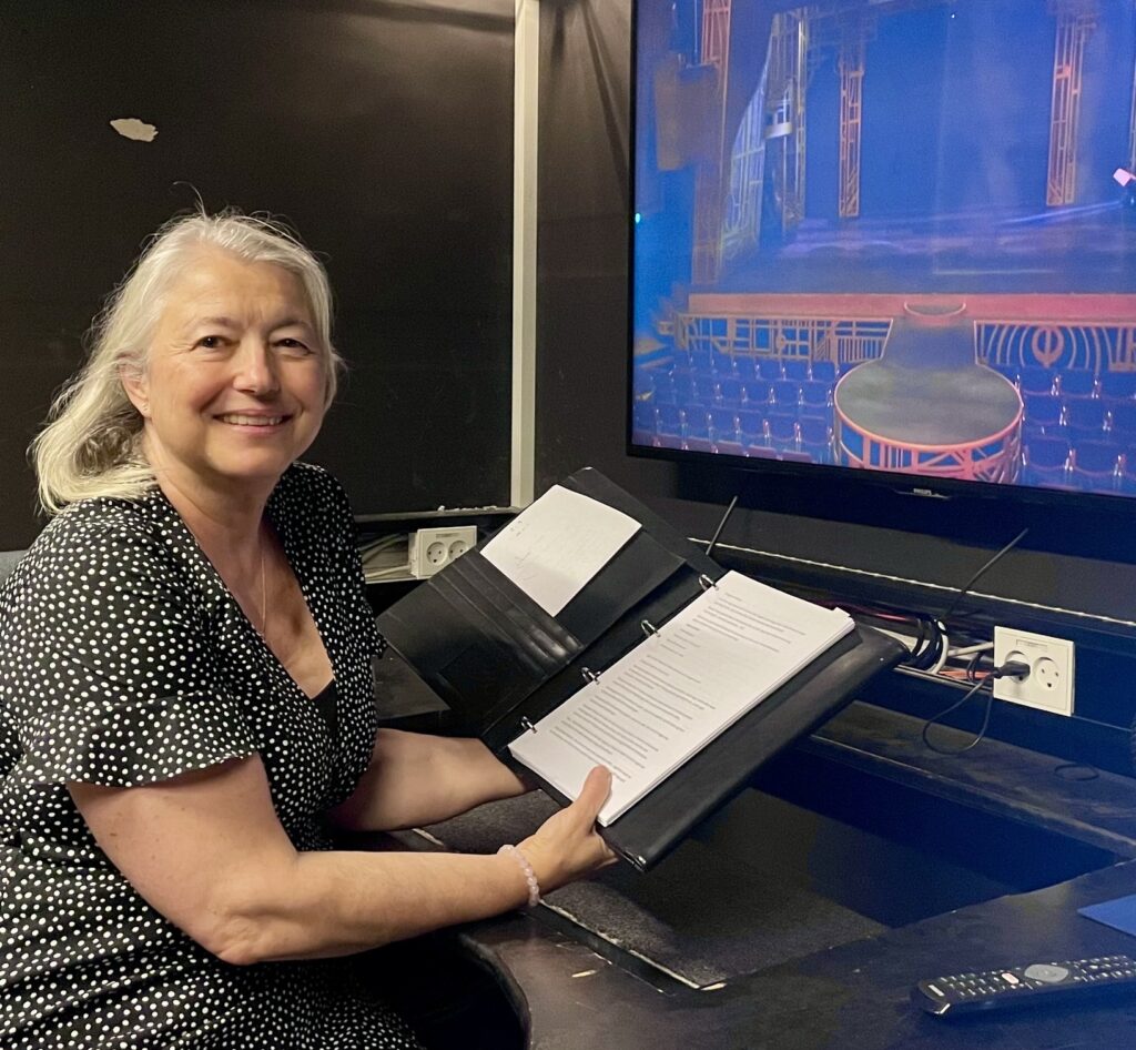 Bag live streaming skærmen i teknik rummet i Fredericia Musical Teater. Foto: Fredericia Teater.
