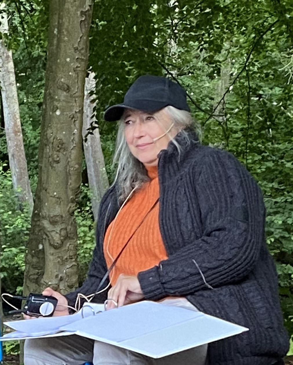 Laura Kamis Wrang live synstolker live udendørs i Hammermølle.