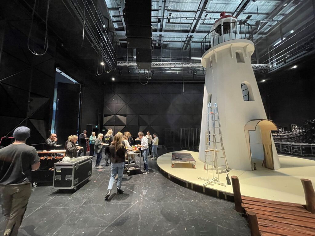 Det kunstneriske hold i gang med at rejse fyrtårnet i scenografien til Gabriels Vinger. Foto: Vendsyssel Teater. 