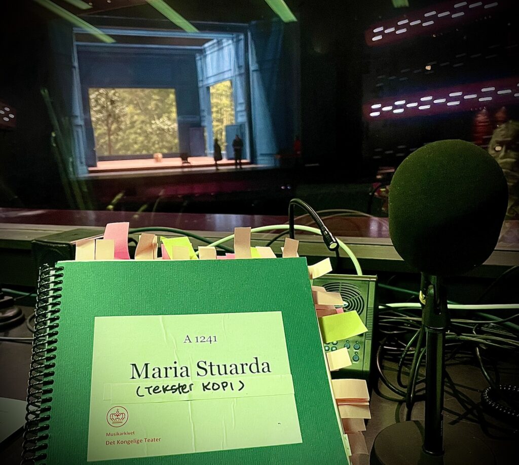 Manus til Maria Stuarda proppet med post its. Fotos: Laura Kamis Wrang.