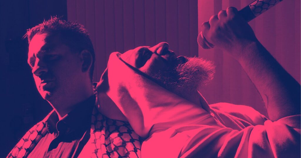 Chadi Abdul Karim appellerer til forsoning mellem kulturerne i sin oprigtige fortælleforestilling Gud bevare Danmark fra Aiwa Aiwa i Gellerup. Foto: O. B. Skoue