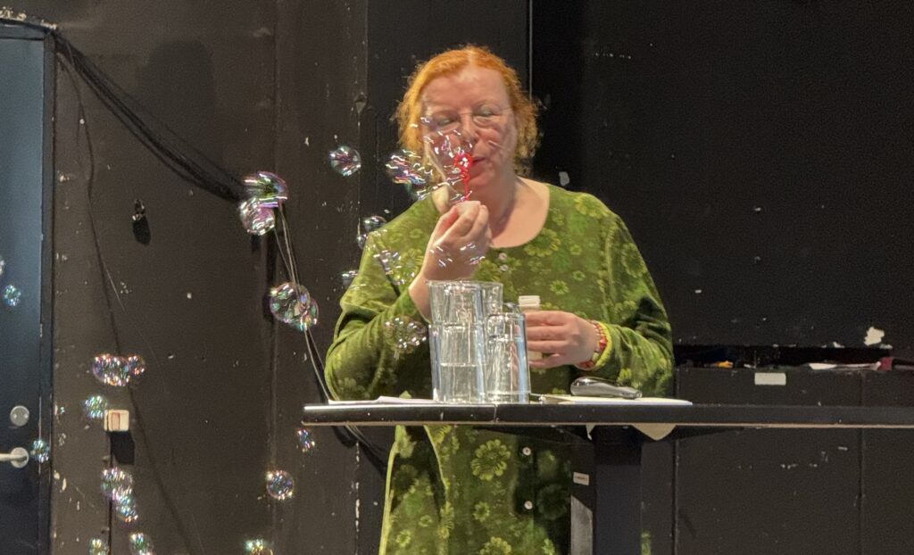 Hanne Kusk blæser sæbebobler og giver tid til eftertanke på symposiet Fremtidens scenekunst for børn og unge. Foto: Søren Kløft