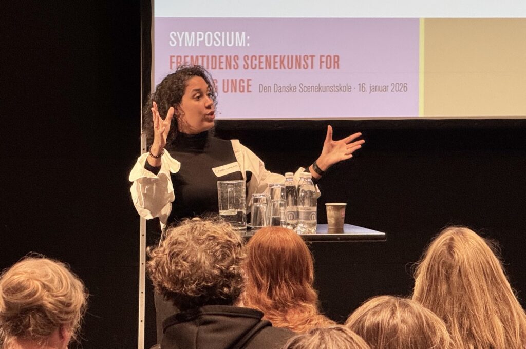 Camara Lundestad Joof reflekterede over kunstnerens ansvar når forestillingen rejser videre. Foto: Søren Kløft