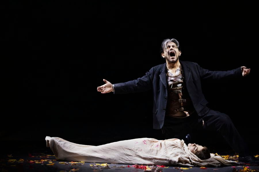 Alfredo Daza og Clara Cecilie Thomsen i Rigoletto på Det Kongelige Teater. Foto. Miklos Szabo.