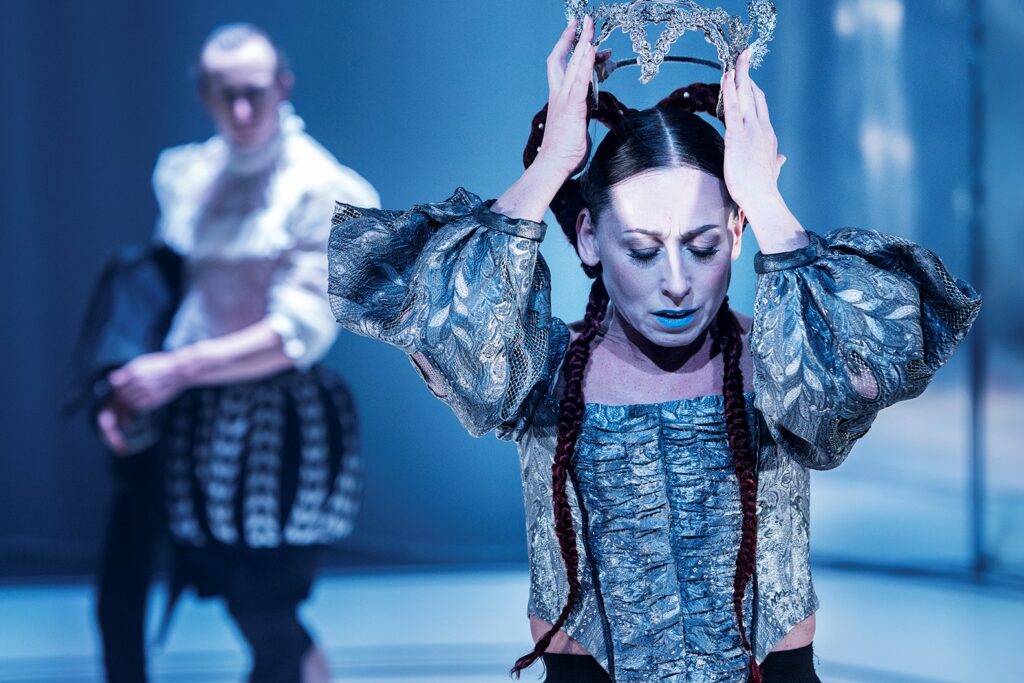 Kamilla Spidsøe som Elisabeth ! på Betty Nansen Teatret. Foto: Camilla Winther.