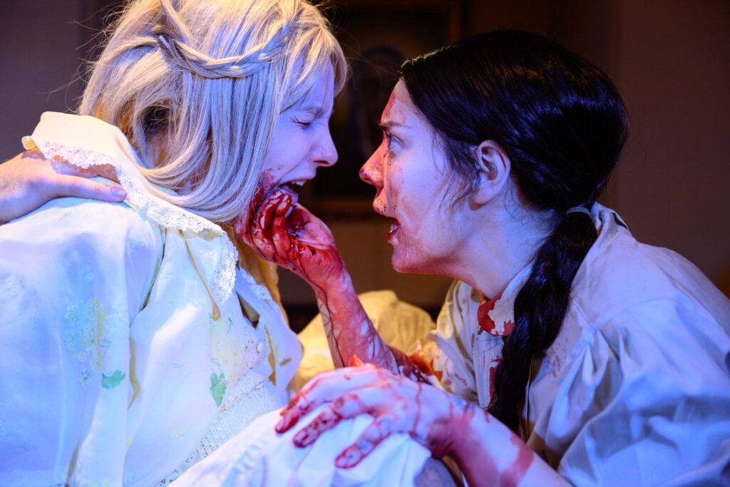 Emelie Zilliacus og Josefine Fri i Cult, Glitcher/FÅR302. Foto: Søren Meisner.