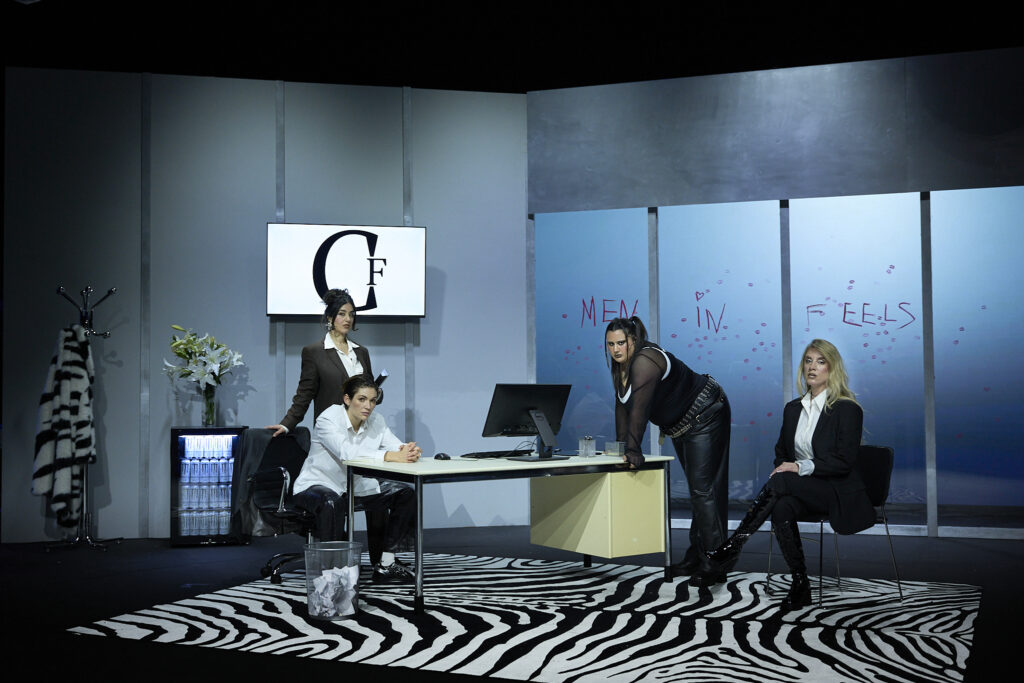 Hanin Georgis, Freja Kirk, Zere Celik og Kimmie Liv Sennova i Mandebilleder på Aveny-T. Foto: Phillip Jørgensen.