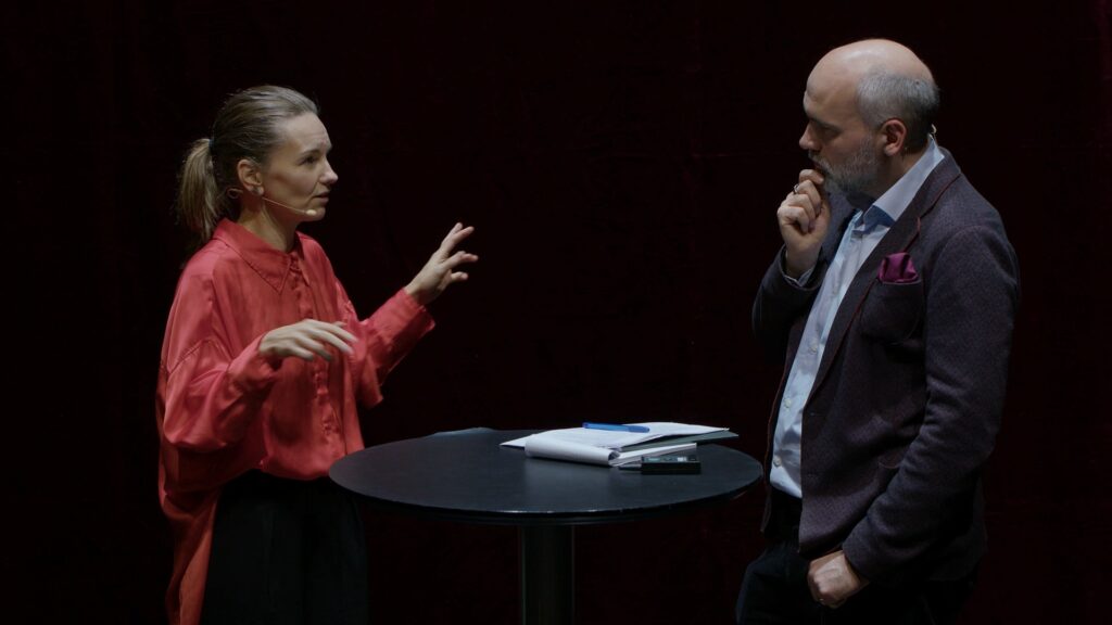 Komponist Louise Alenius i samtale med musikjournalist Wilhelm Kvist. Foto: Pressefoto.