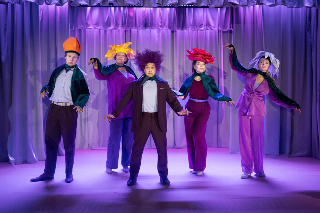 Flower Powe i grøftekanten med Anders Aamodt, Dorte Munksgaard, Max-Emil Nissen, Frederikka Lindbæk og Frida Sigurth i Amager Revyen 2026. Foto: Louise Eriksen.