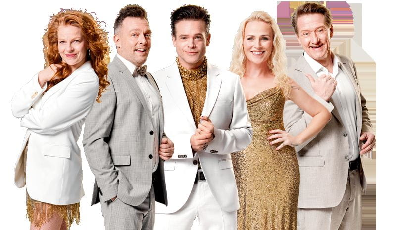Rikke Buch Bendtsen, Mikkel Schrøder, Silas Holst, Christine Astrid og Henrik Lykkegaard står klar i Aarhus Revyen 2026. PR-foto.