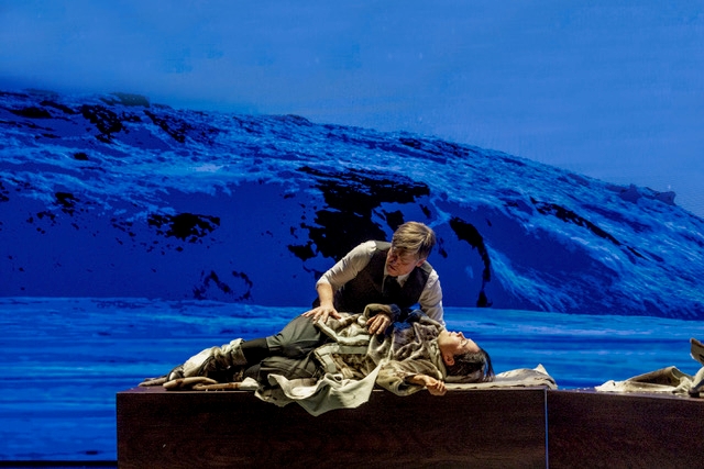 Caspar Phillipson og Nukâka Coster- Waldau i Den sidste slæderejse. Foto Christina Hauschildt