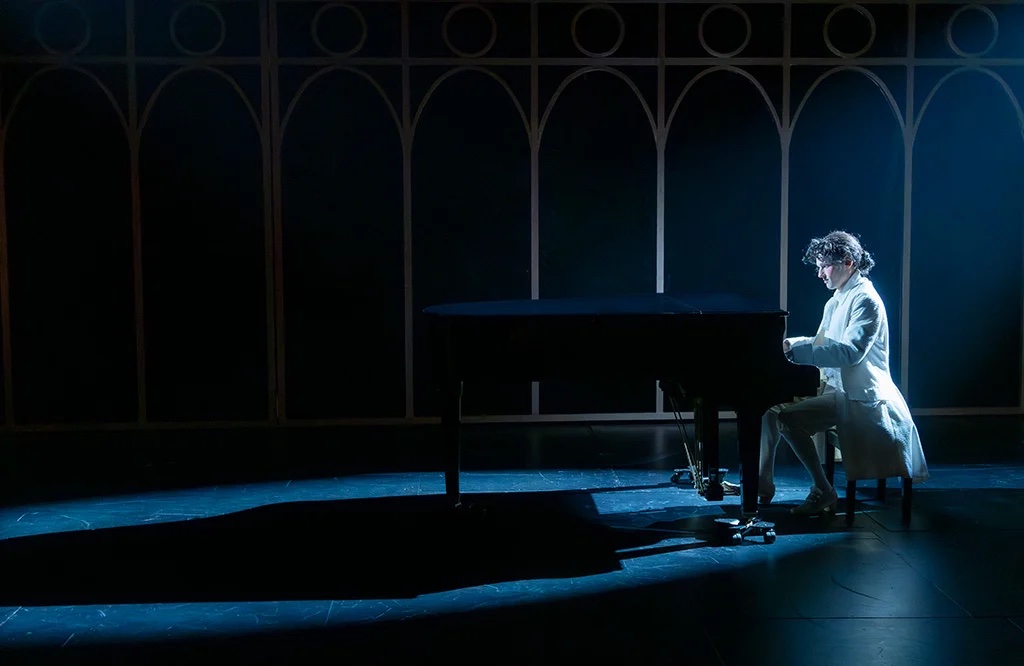 Amadeus på Aalborg Teater. Foto: Anders Bach