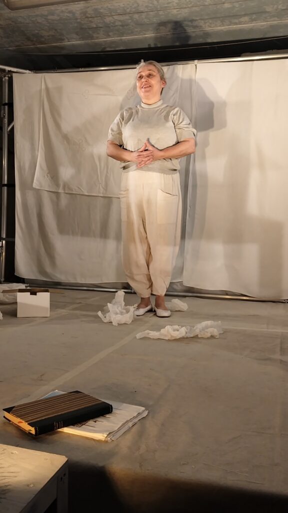 Skuespiller og dramatiker Gunnvá Zachariasen i monologen Upphav. Foto ISCENE