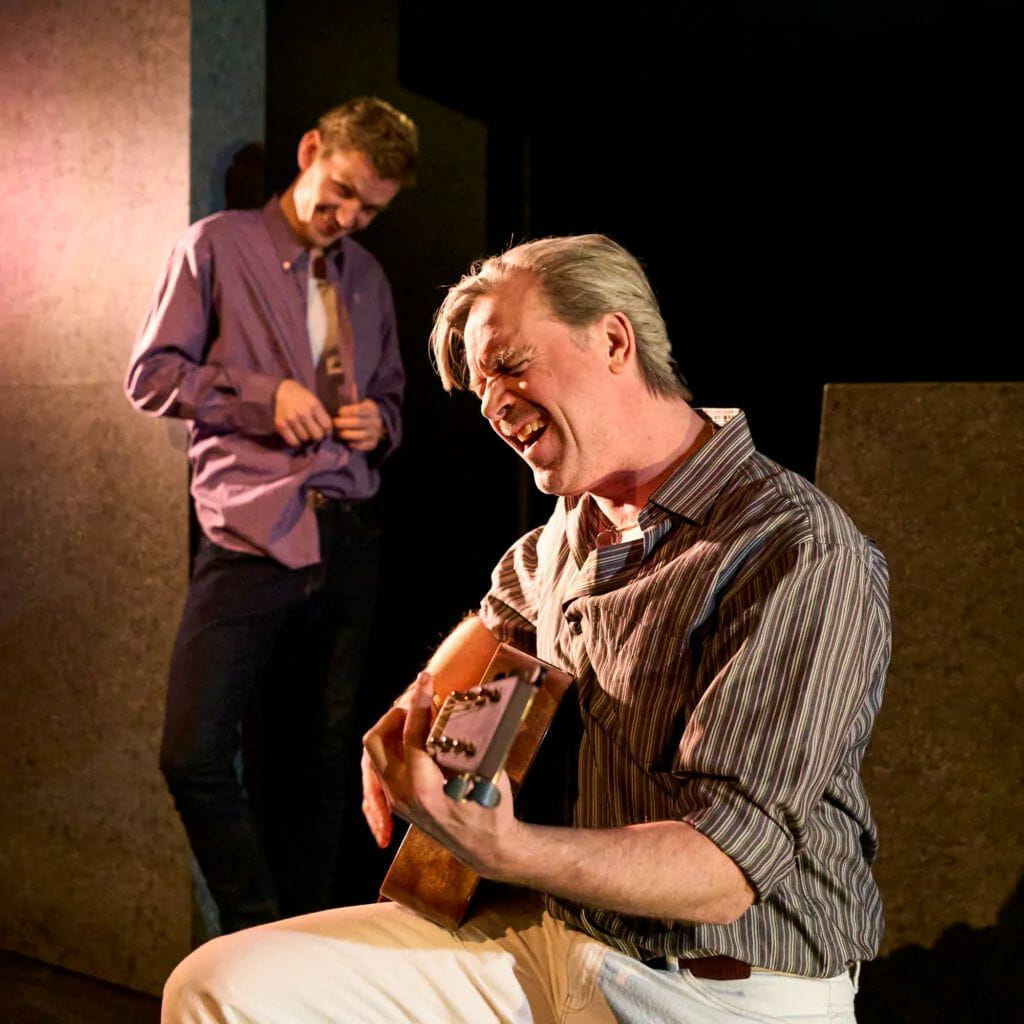 Mikas Bøgh Olesens Brian beundrer Thomas Bangs Dennis i I'm alone - Kolding 1986, Kolding Egnsteater. Foto: Asmus Kromann Bork