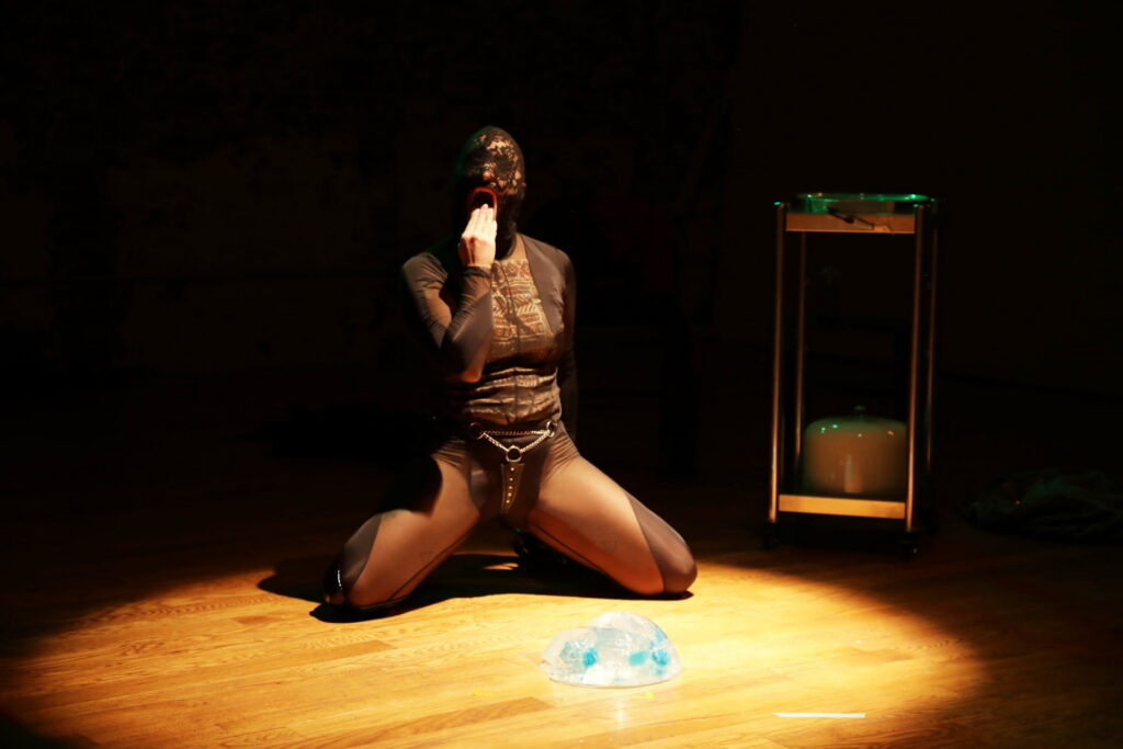 Mette Loulou Von Kohl i there are no words, so may it be the end. Foto: Theo Cote. Elise