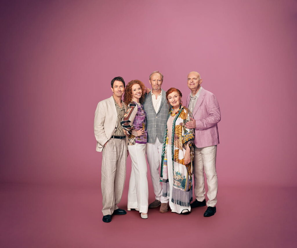 Mads Knarreborg, Johanne Louise Schmidt, Lars Mikkelsen, Bodil Jørgensen og Niels Olsen er skuespillertruppen i Cirkusrevyen 2026. PR-foto.