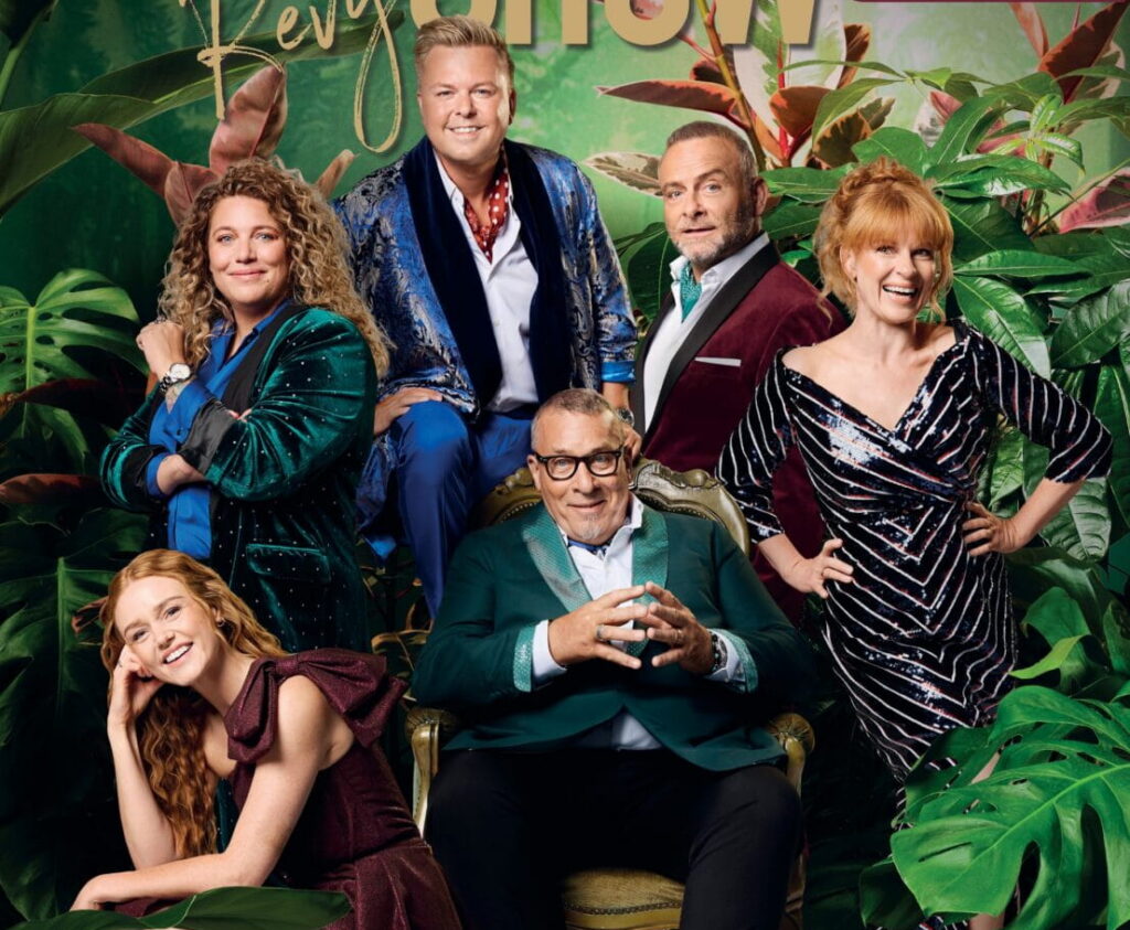 Ane Høgsberg, Jeff Schjerlund, Jesper Lundgaard, Johanne Milland, Thomas Eje og Rikke Buch Bendtsen er årets hold i Sønderborg Sommerrevyshow. Plakat-foto.