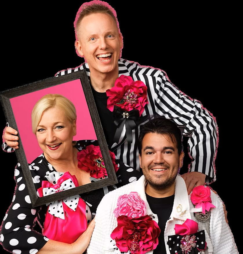 Martin Knudsen, Mille Berg og Lukas Birch står på scenen i Revyshowet 2026. PR-foto.