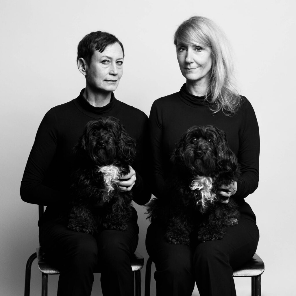 Sarah Boberg og Anette Støvelbæk. Line - altså Knutzon på Teatret ved Sorte Hest. Foto: Robin Skjoldborg.