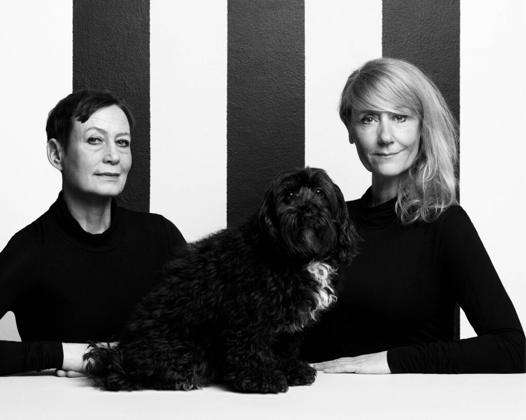 Sarah Boberg og Anette Støvelbæk. Line - altså Knutzon på Teatret ved Sorte Hest. Foto: Robin Skjoldborg.