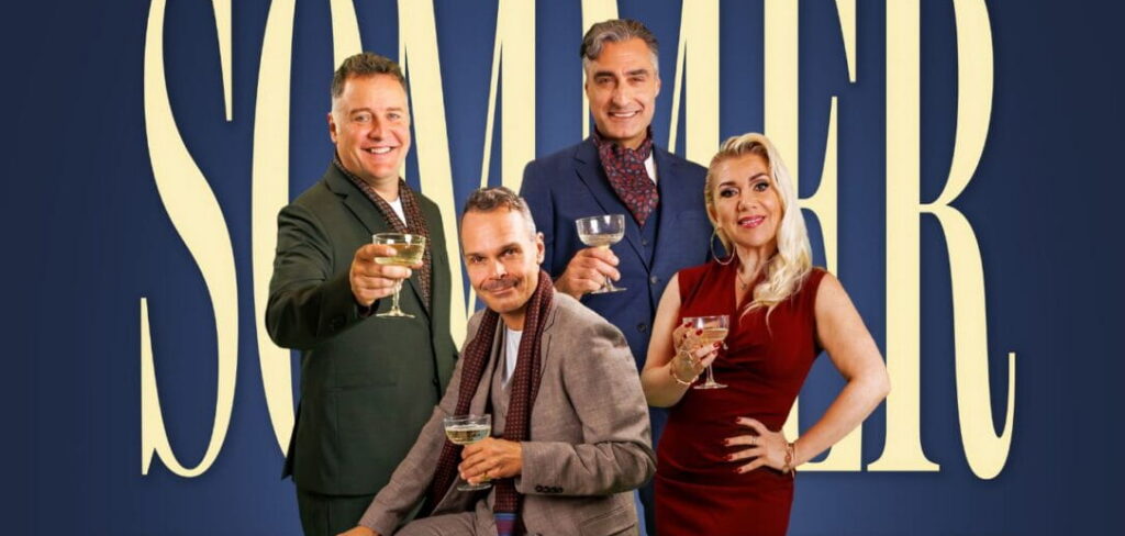 Kasper Møller, Farshad Kholghi, Kim Hammelsvang og Sara Gadborg er holdet i Kerteminde Sommer Revy 2026. Plakat-foto.