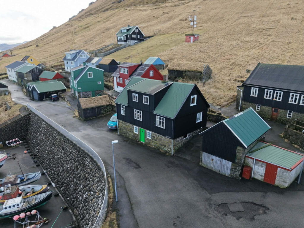 Bygden på Hestur og huset hvor Gunnvá Zachariasens framor voksede op.Foto: ISCENE