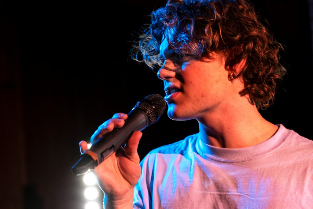 Skuespiller Alfred Kann har en smuk vokal og formår at ramme de unge med ørehængere. Foto: Per Morten Abrahamsen.