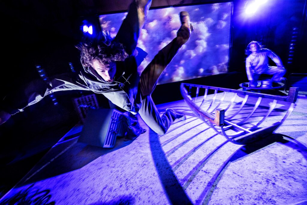 Der klatres og danses i vraggodset på stranden, hvor Alfred Kann og Katja Kvistgaard vil overleve, mens de venter på om krigen eller katastrofen kommer. Foto: Per Morten Abrahamsen.