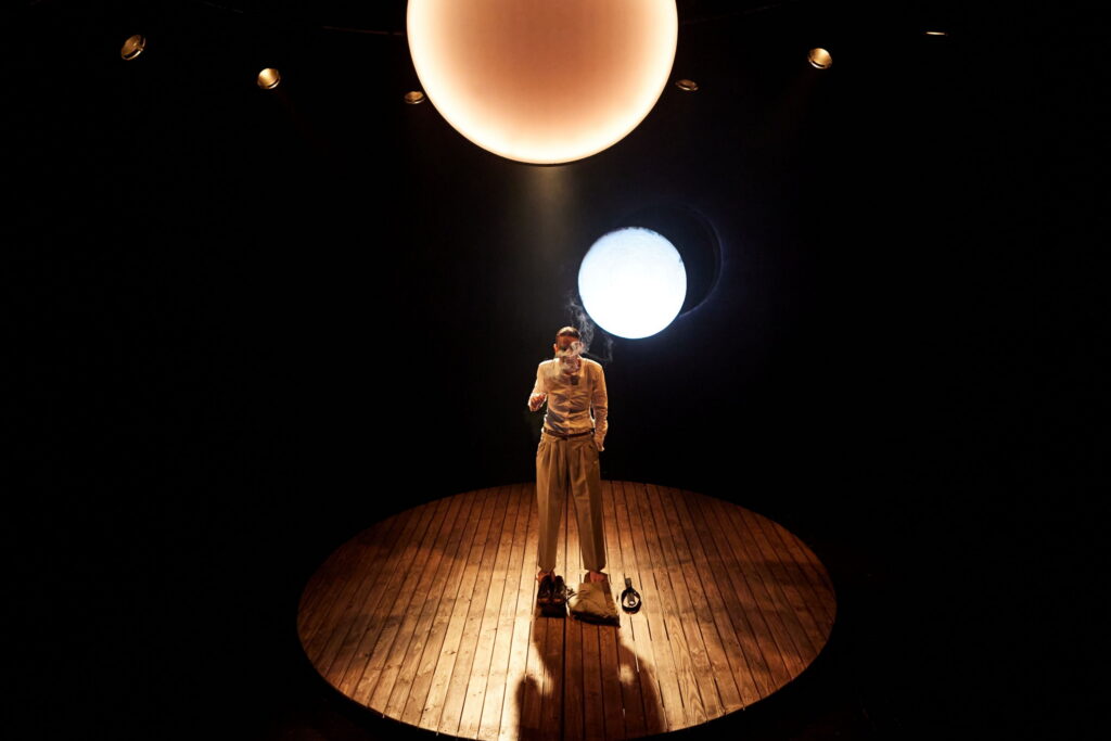 Durita Dahl Andreassen i Den fremmede på Teatret Møllen. Foto: Søren Hasselgaard Skaaning.