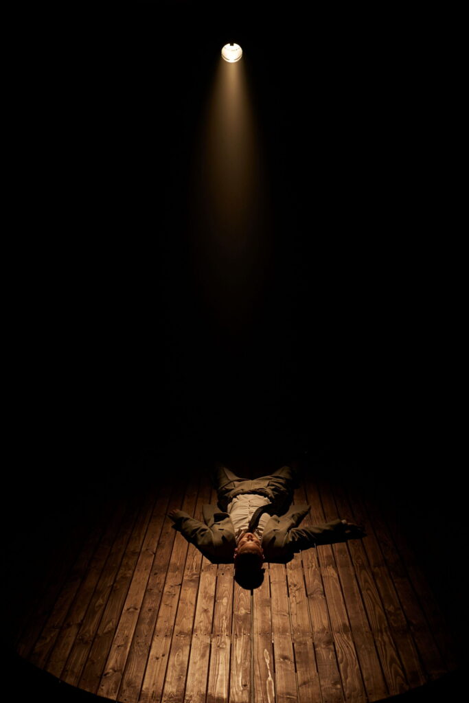 Durita Dahl Andreassen som Marsault i Teatret Møllens opsætning af Den fremmede. Foto: Søren Hasselgaard Skaanning.