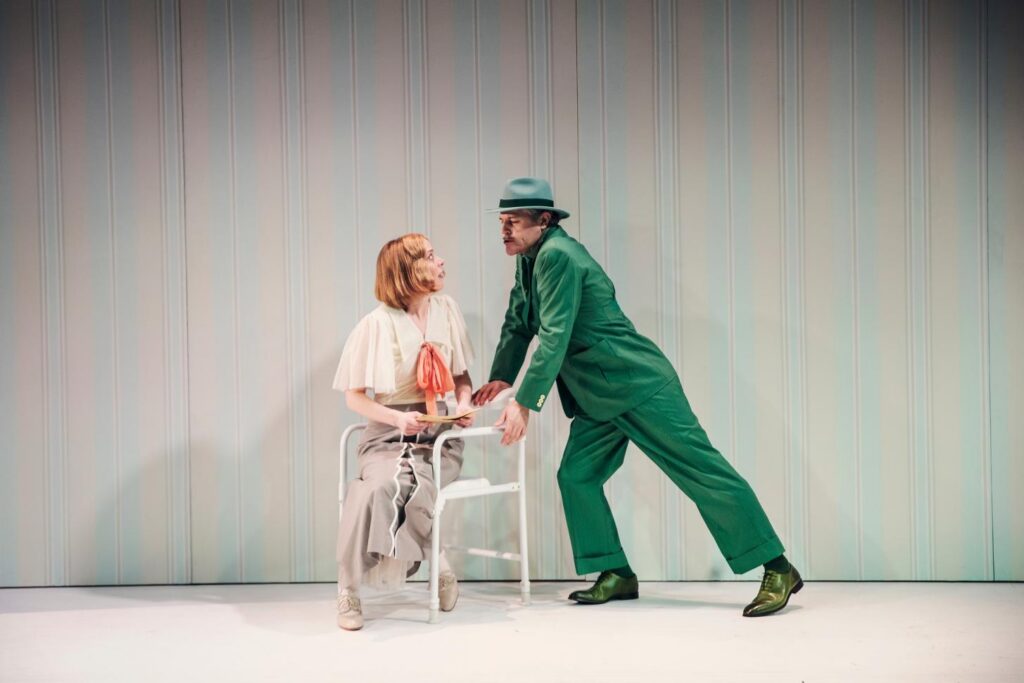 Kajsa Ericsson og Erik Olsson i Köpenhamns-trilogin på Malmö Stadsteater. Foto: Emmalisa Pauly.