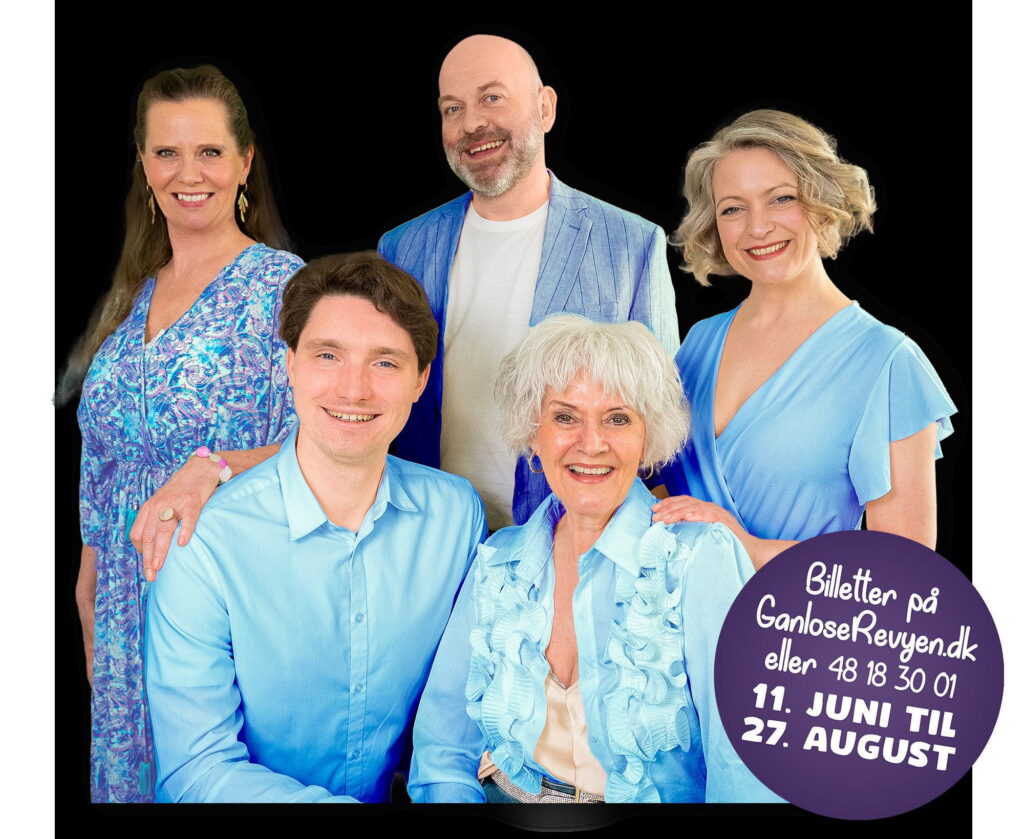Lisbeth Kjærulff, Bjarne Antonisen, Maja Muhlack, Anne Karin Broberg og Daniel Lassen står på scenen i Ganløse Revyen 2026. PR-foto.