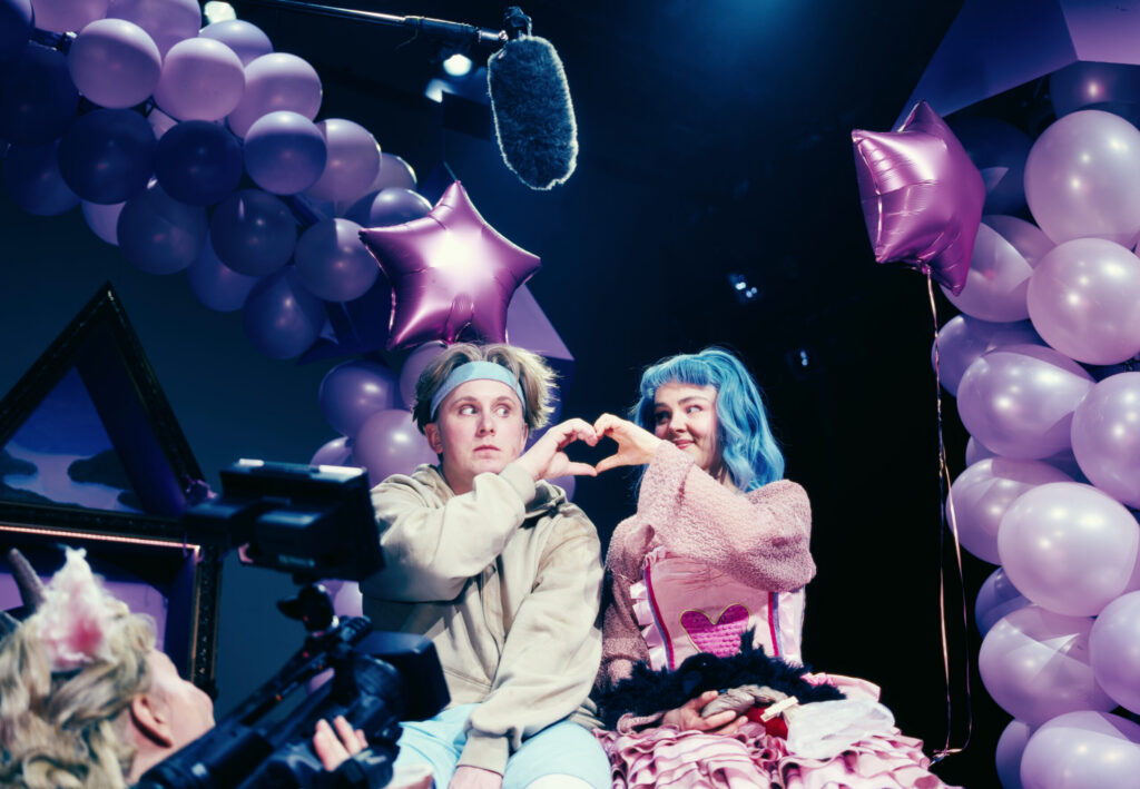 Patrick A. Hansen og Julie Bunimowicz som Klods-Hans og prinsessen i Klods-Hans på Aalborg Teater. Foto: Rumle Skafte