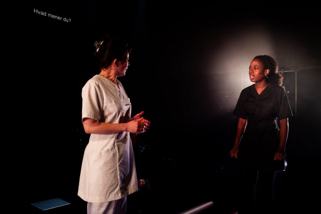 Lærke Schjærff Engelbrecht og Aisha Lawal, omsorgen versus systemet. Flora af Teater Katapult og Vanishing Point. Foto: Jacob Stage