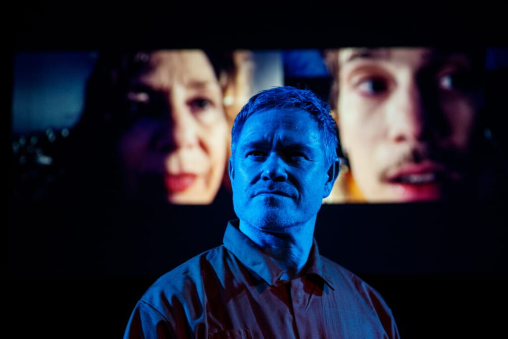 Erik Pold mellem Annika Lewis og Nicolai Duckert Perrild i Nabo. Public Performance og Aaben Dans. Foto: Ditte Valente.