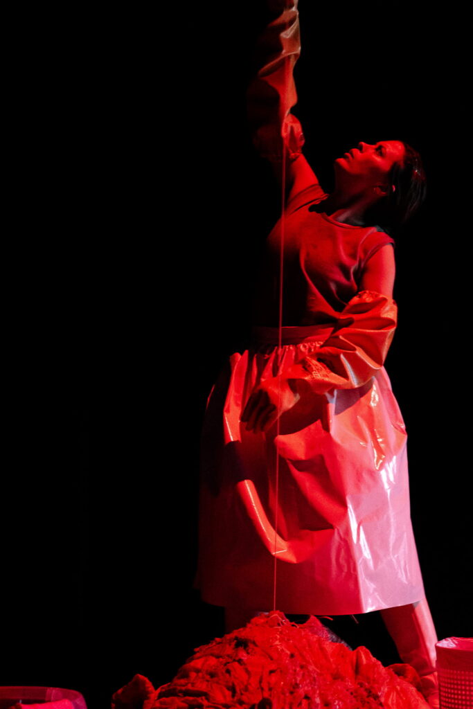 Mette Gregersen i The Caretaker på Teater Momentum. Foto: Rikke M. Hansen og Lasse Thomsen.