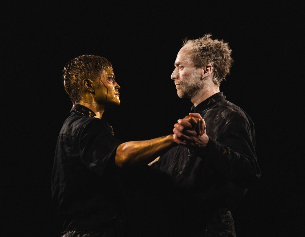 Danser, Mark Philip og skuespiller, Morten Burian i Pas de Dieu. Uppercut Danseteater og Fix+Foxy. Foto: Simone Ballan.