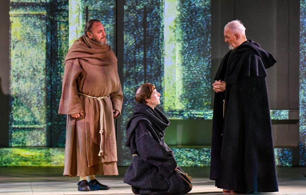 Rosens navn, NørregadeTeatret i Maribo Domkirke. Foto: NT Lynge Nielsen.