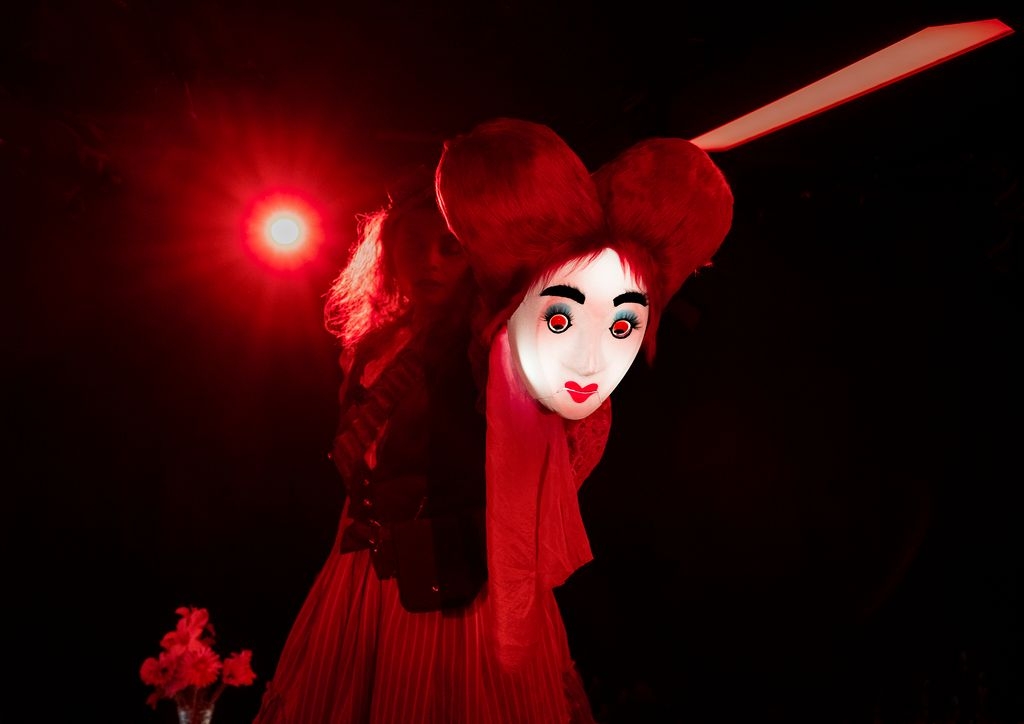 Tyrannen Den Røde Dronning er en kold og uhyggelig dukke, der vil hugge hovedet af folk. Dukkemager: Anna Dyrby. Foto: Karoline Lieberkind.