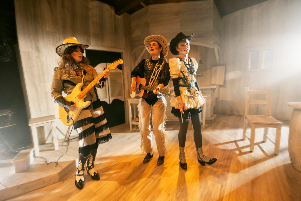 Amalie Hannibal Petri, Signe Kærup Dahl og Astrid Kjær Jensen i Ørkenrose på Bådteatret. Foto: Per Morten Abrahamsen.