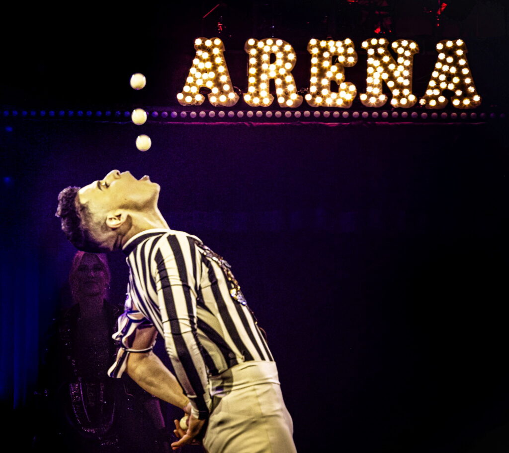 Juan Pablo Martinez jonglerer med munden i Cirkus Arena 2026. Foto: Lise Kokholm / Cirkus Arena.
