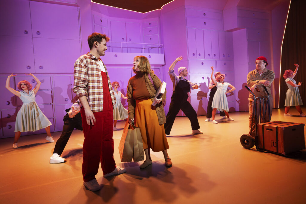 Mulle (Ulla Vejlby), Niller (Magnus Haugaard), Knud (Niclas Kølpin)og dansere i Den eneste ene. Foto: Miklos Szabo / 2.unit fotograf Ida Buus