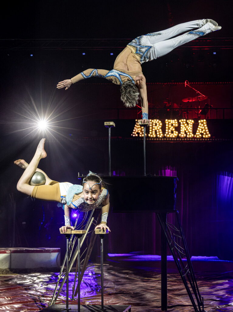 Søskendeparret Sara og Gabriel Dell'Acqua imponerer med deres håndstandnummer i Cirkus Arena 2026. Foto: Lise Kokholm / Cirkus Arena.