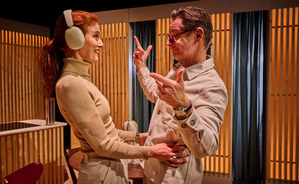 Iben Dorner og Paw Henriksen i Far flytter ind på Louise Schouw Teater. Foto: Baes Foto.