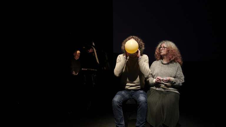 Lina Majdalanie og Rabih Mroué i Four walls and a roof, der spiller på Toaster Performance Biennale. Foto: Christophe Berlet.