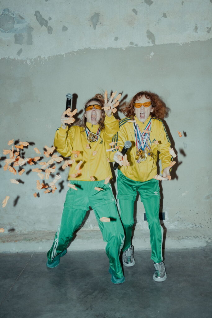 Inka Pehkonen og Imogen Huzel i Yes Person på DYNAMO. Foto: Andrejs Storkin.