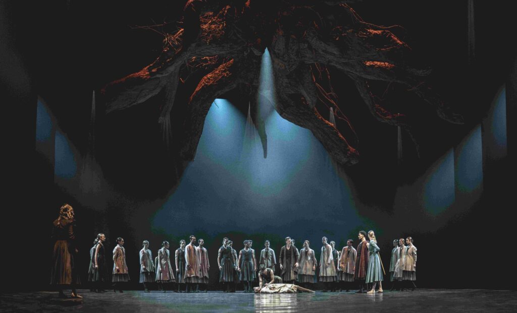 Den Kongelige Ballet. Lady Macbeth. En stor trærod sænker sig gradvist længere ned mod scenen. Foto: Camilla Winther.