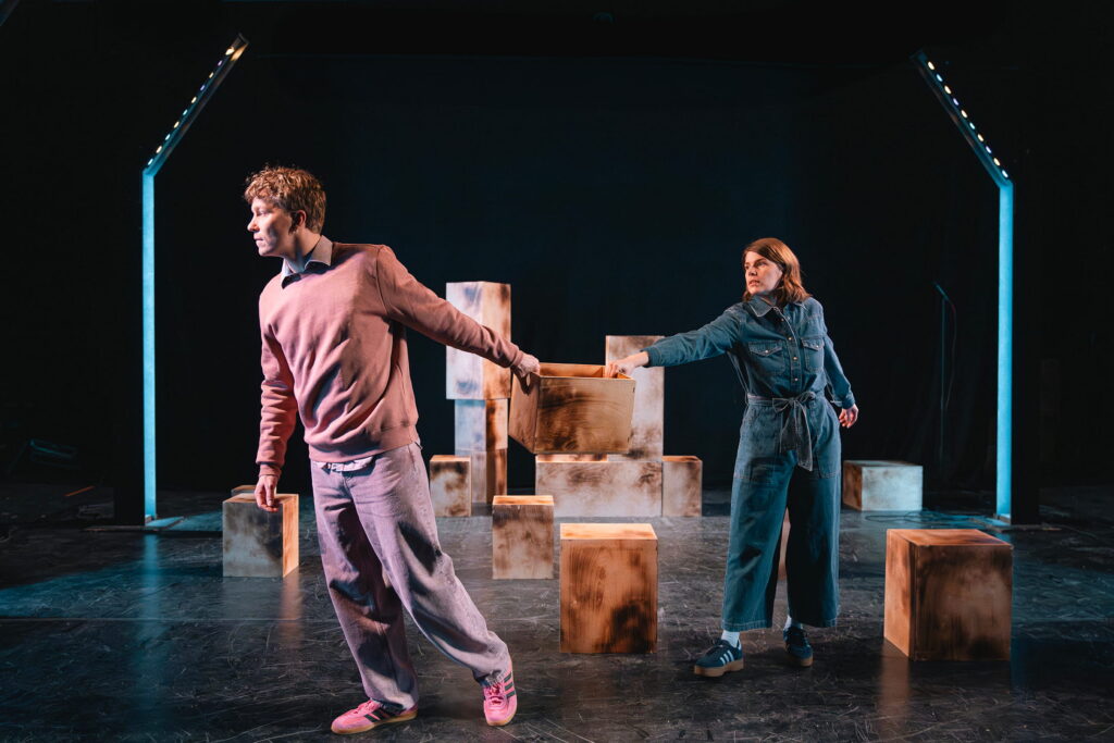 Kasserne i Intet flyttes rundt og symboliserer forskelligt, der er meningsfyldt for den enkelte.  De stables også, så de bliver et juletræ eller et kors. Foto: Daniel Buchwald.