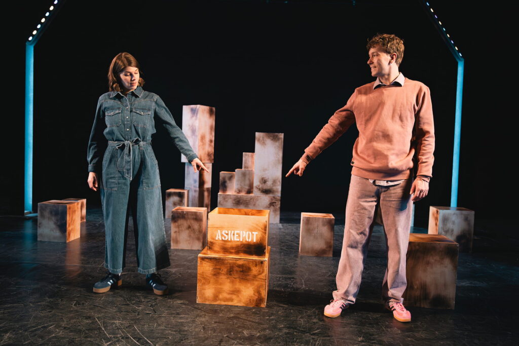 7-klassen samler de ting, der giver mening. Her en kasse der symboliserer en elsket hund, der hedder Askepot. Foto: Daniel Buchwald.