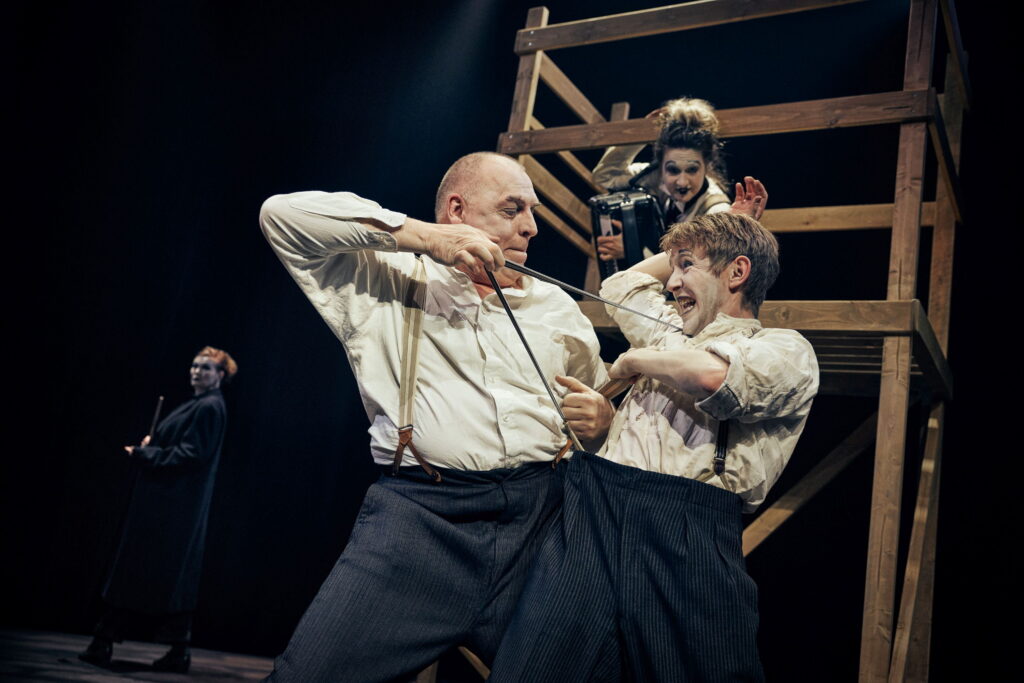 Henrik Ipsen og Michael Lundbye Slebsager i Ole Olesen, Odsherred Teater. Foto; Emilia Therese.